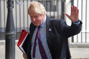 Jungtinės Karalystės vyriausybė griūna toliau: atsistatydino Borisas Johnsonas