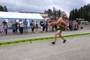  Pasaulio žmonų nešimo čempionate nugalėję lietuviai žada varžovams neužleisti pakylos