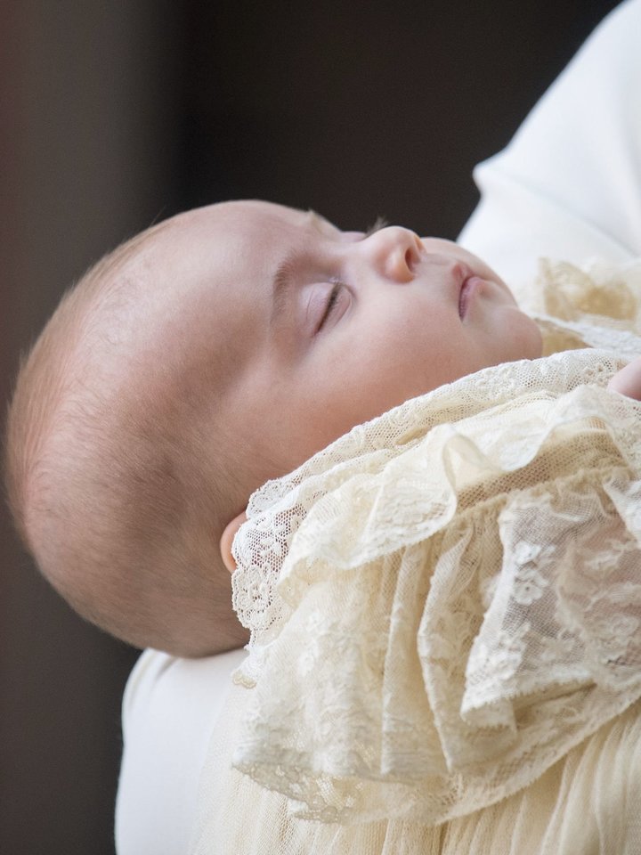  Catherine Middleton miegantį princą Louisą nešė ant rankų.<br> AP nuotr.