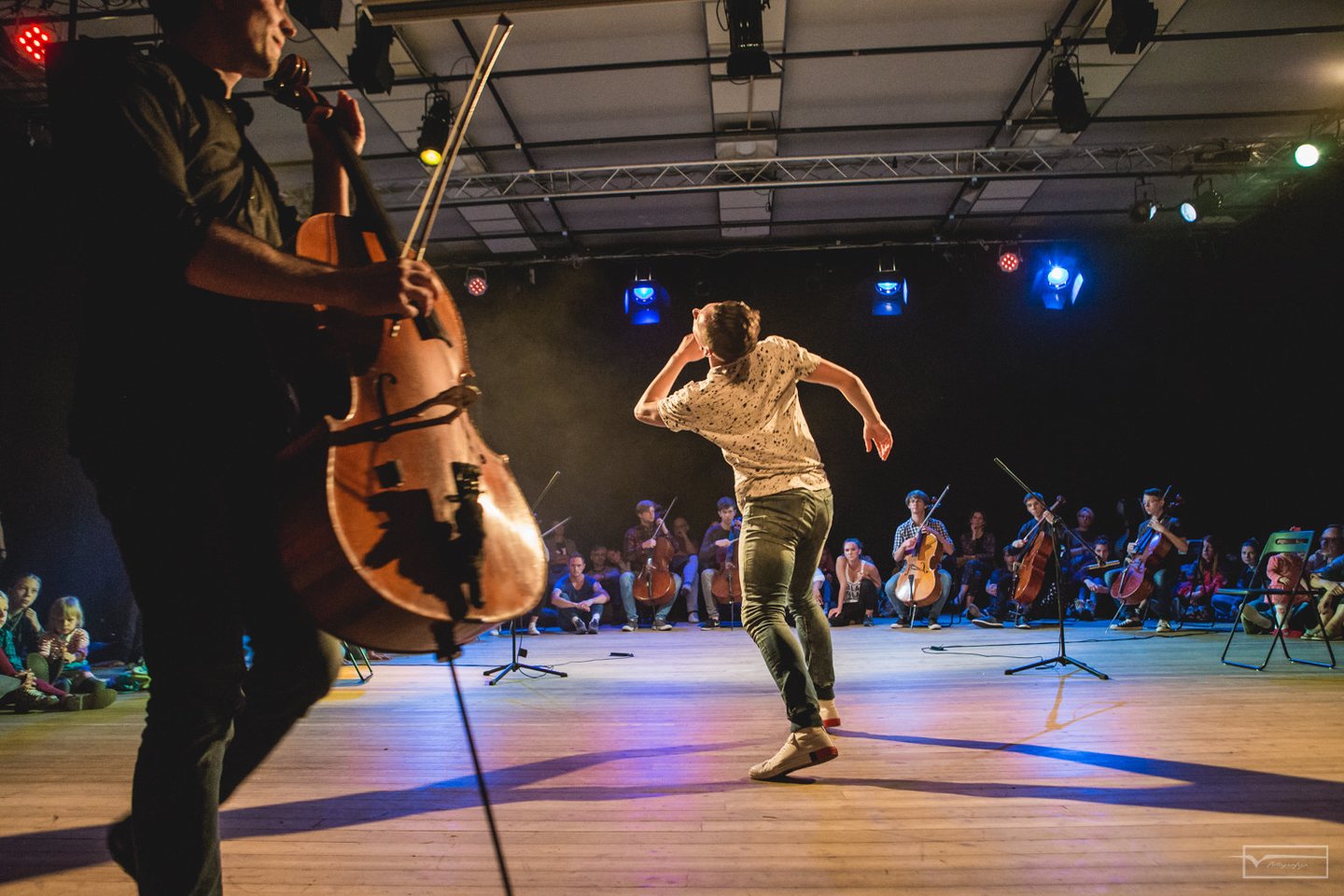  Kultūros fabriko erdvėse susiliejo violončelės muzika ir šokis.<br> Organizatorių nuotr.