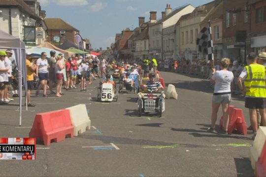 Anglijos gatvėse – pedalais varomų automobilių lenktynės