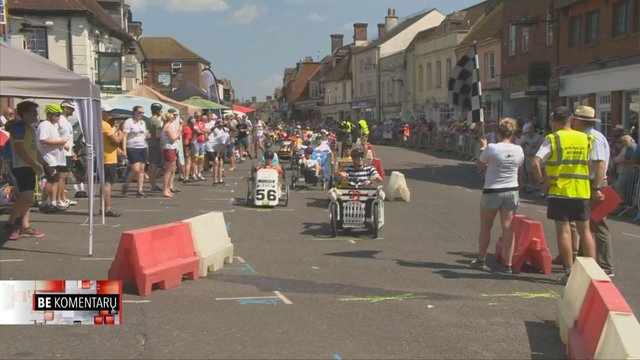 Anglijos gatvėse – pedalais varomų automobilių lenktynės