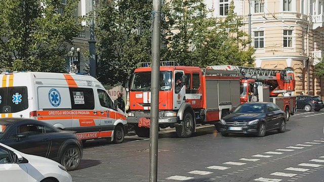 Sujudimas sostinės centre: gausios ugniagesių pajėgos skubėjo į „Zara“ parduotuvę