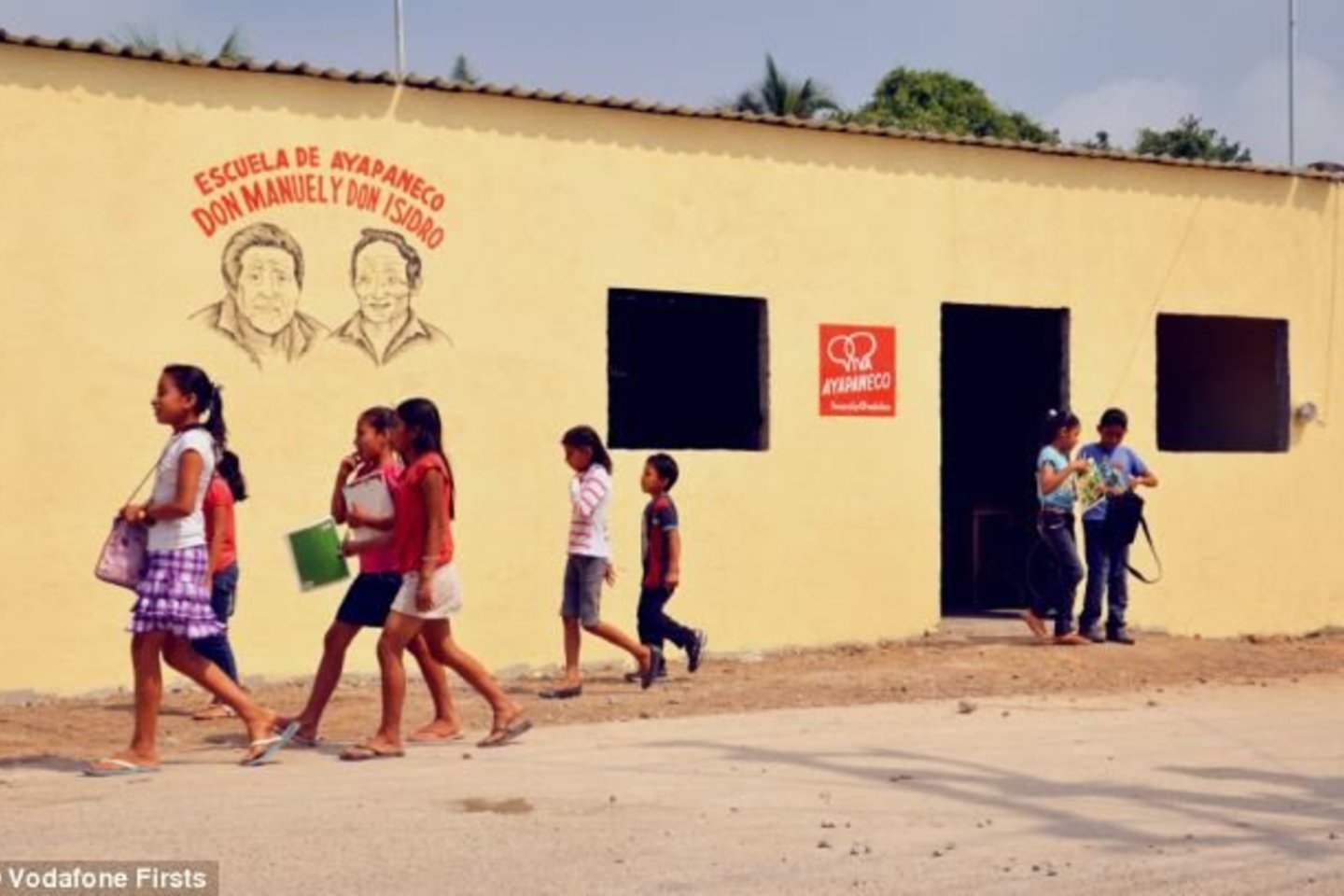 Dėl to, kad vyrai padėjo išsaugoti šią nykstančią kalbą, jų vardu buvo pavadintas viena, nedidelės mokyklos klasė, kurioje iki šiol vaikai yra mokomi Ayapaneco kalbos. <br>„Vodafone“ nuotr.