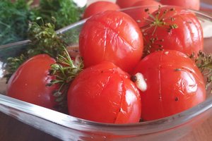 Sausai rauginti pomidorai – lengvai paruošiamas superinis užkandis