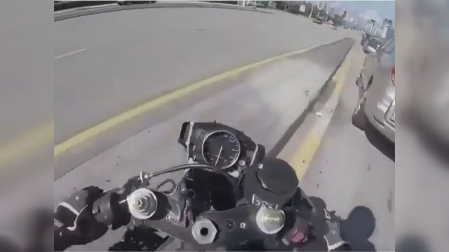 Motociklininkas filmavo savo įžūlų elgesį, tačiau karma laukė čia pat