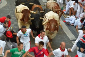 Pamplonoje per 4-ąjį šių metų bėgimą su buliais sužeisti 3 žmonės