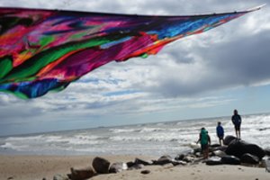 Vaikų pieštas spalvingas aitvaras keliauja per Lietuvą