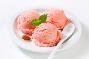 Smaližių simpatijas užkariauja arbūzų ledai vos iš dviejų ingredientų