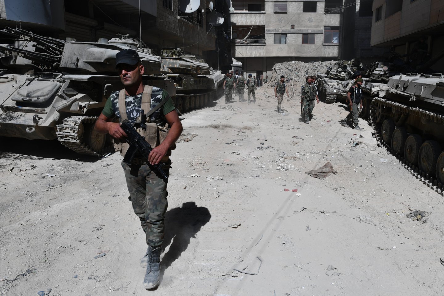 Šiaurės vakarinėje Sirijoje naktį per bendrą Sirijos sukilėlių ir islamistų pajėgų ataką žuvo daugiau nei dvidešimt Damasko režimą palaikančių kovotojų, antradienį pranešė viena nevyriausybinė organizacija.<br>Sputnik/Scanpix nuotr.