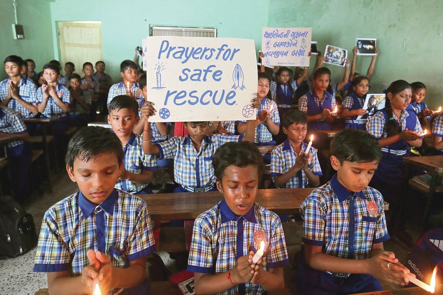 Kol vyko berniukų gelbėjimo operacija, už juos mokyklose meldėsi bendraamžiai.<br>AP nuotr.