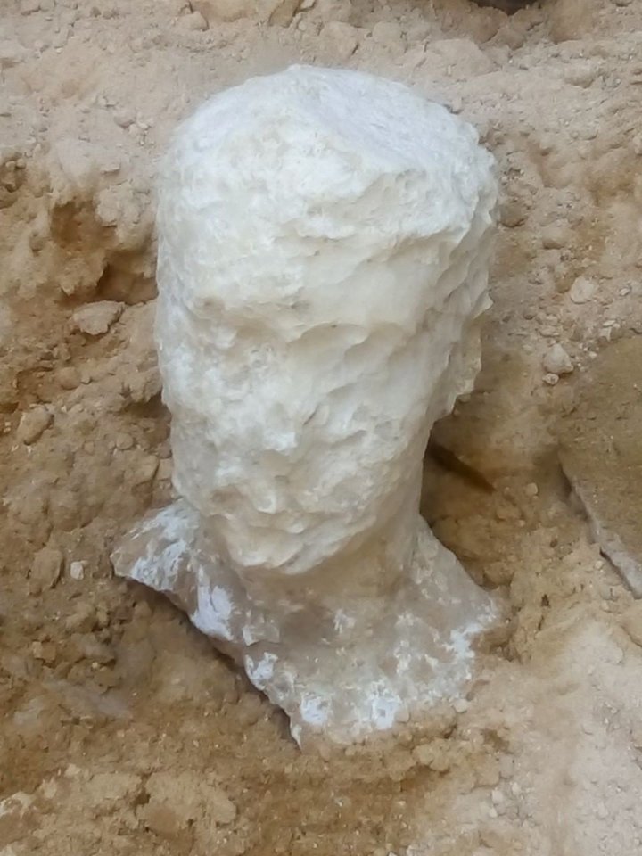  Požeminiame kape šalia akmeninio karsto rasta ir alebastrinė galva – ekspertai spėja, kad ji greičiausiai vaizduoja tą, kas yra palaidotas sarkofage.<br> AFP / Scanpix nuotr.