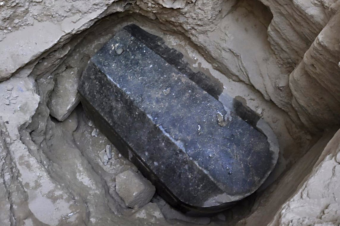 Liepos pradžioje Aleksandrijos mieste, šiaurinėje Egipto dalyje atkastas sarkofagas, archeologus stebinantis dydžiu: jis yra 185 cm aukščio ir 265 cm ilgio.<br> AFP / Scanpix nuotr.