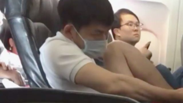 Keleiviai pasišlykštėjo – sunkiai patikėjo pamatę, ką lėktuve veikia vyras