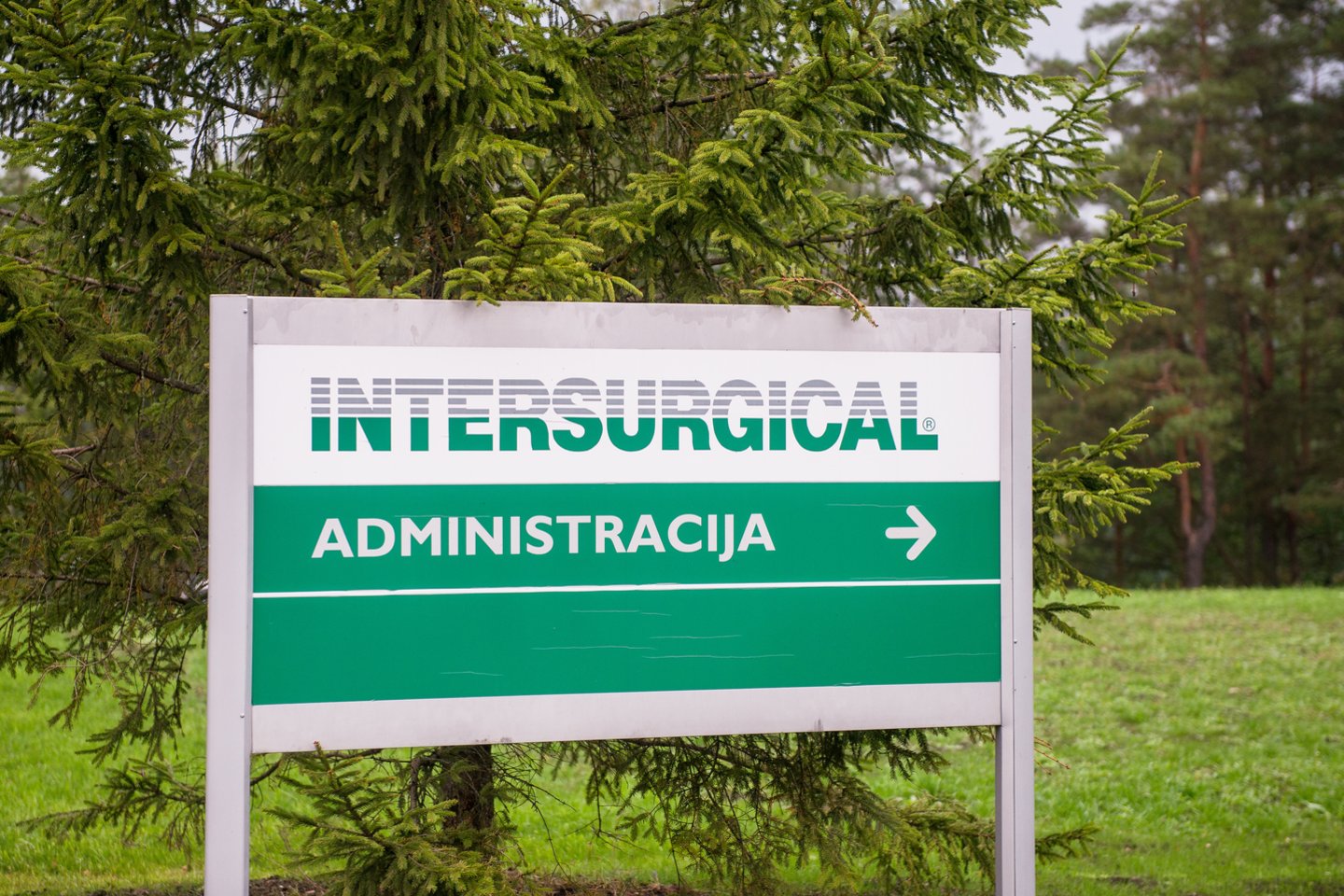  1994 m. bendrovė „Intersurgical“ atidarė savo pirmąjį gamyklą Pabradėje, Lietuvoje, kur šiuo metu yra pagrindinis darbdavys beveik 2500 darbuotojų ir daugiau nei 100 milijonų eurų siekiančia metine apyvarta. <br>J.Stacevičiaus nuotr.