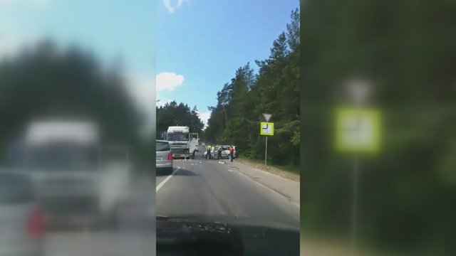 Per avariją Vilniaus pakraštyje nukentėjo moteris, paralyžiuotas eismas