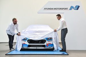 Garsiosios „Aquilla“ komanda 1006 km lenktynėms nusipirko nematytą TCR automobilį