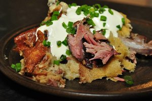 Išbandykite bulvių plokštainį su rūkytais šonkauliais – abejingų neliks