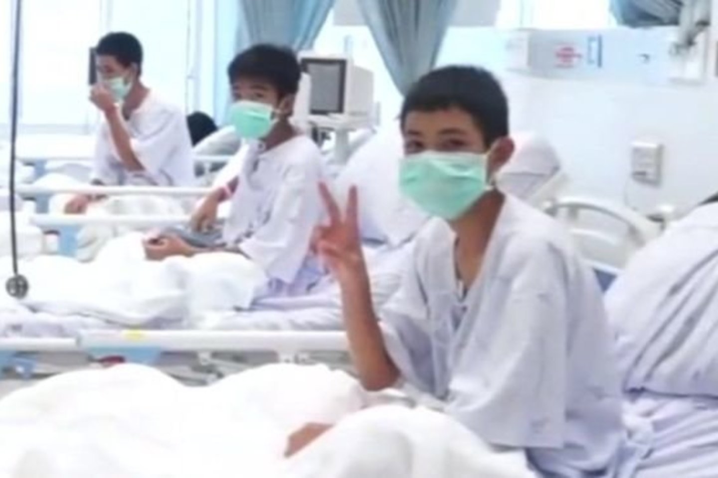 Išgelbėti berniukai guli ligoninėje. <br> Tailando vyriausybės nuotr.