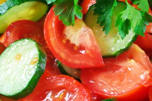 Agurkai su pomidorais ir kiti deriniai, kurie iš rikiuotės išveda virškinimo sistemą