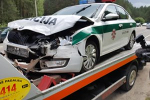 Vilniuje į avariją pateko su švyturėliais skubėję policininkai