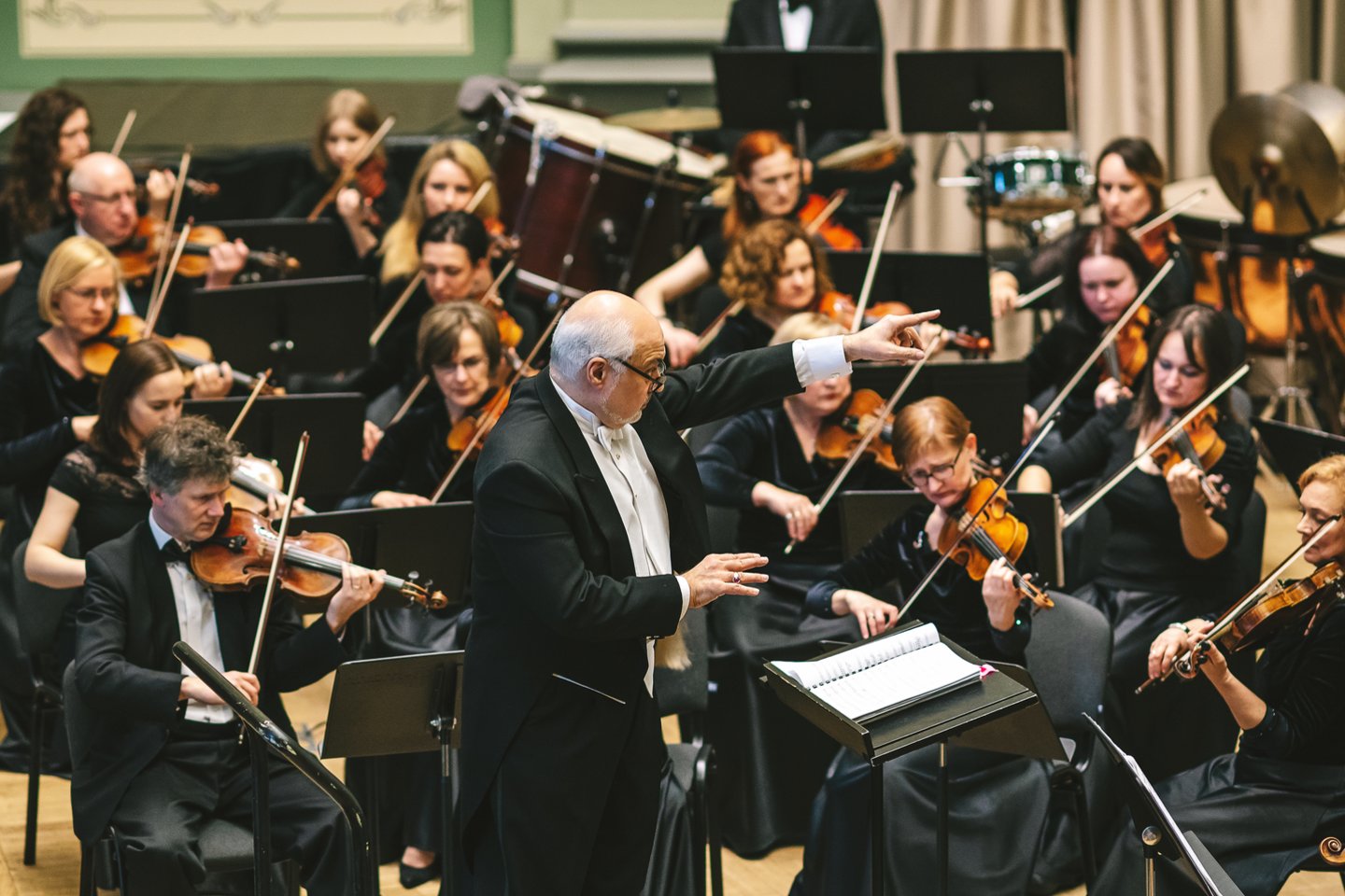 Kauno miesto simfoninio orkestras, vadovaujamas Algimanto Treikausko, sėkmingai užbaigė tryliktąjį gausų koncertų ir įvairių projektų sezoną. Jis baigėsi, tačiau orkestras ir toliau intensyviai dirba.<br>KMSO nuotr.
