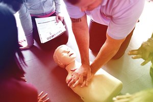 Medikas siaubūnas: svaigino ir prievartavo pacientes, tvirkino mergaites stovykloje