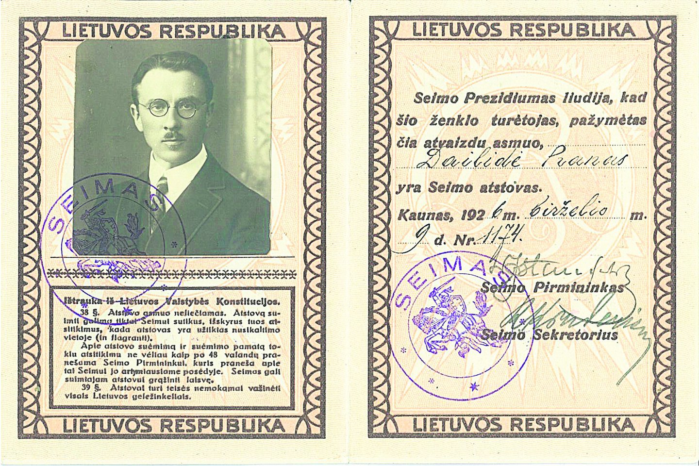 Kolekcijoje yra ir IV Lietuvos Respublikos Seimo nario P.Dailidės pažymėjimas.
