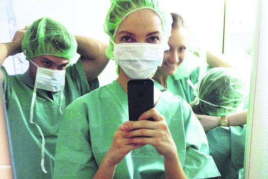 Aktorė Milda Štakėnaitė pradeda darbą odontologijos klinikoje