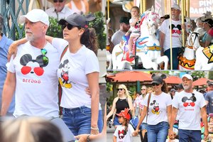 Bruce'as Willisas su 23 metais jaunesne žmona ir būriu dukrų pasinėrė į linksmybes