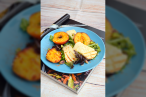 Grilyje keptas sūris su persikais – puikus patiekalas karštai dienai