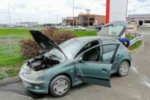 Degalinėje šalia Kauno užsiliepsnojo automobilis 
