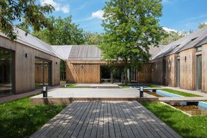 Ant senos sodybos pamatų iškilo nauji namai: vietoj tvarto – garažas