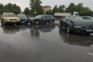 Kuriozinė situacija Jonavoje: aikštelėje susidūrė keturi automobiliai