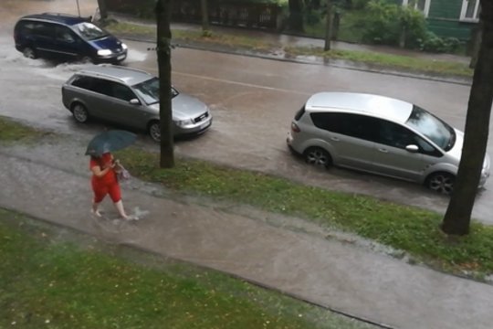 Nufilmavo, kas dedasi Šiauliuose – liūtis užtvindė visą gatvę