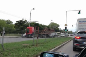 Sunkvežimio ir lengvojo automobilio avarija visiškai užkimšo judrią sostinės gatvę