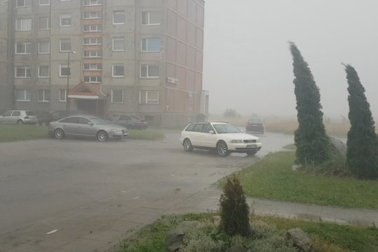 Užfiksavo „tropinį“ lietų Šiauliuose – gatvės paskandintos, eismas paralyžiuotas