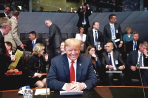 Donaldas Trumpas Europoje sukėlė sumaištį, bet laurus žeriasi sau