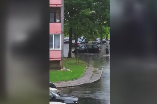 Patvinusios gatvės Šiauliuose vairuotojui sukėlė didelių nemalonumų 