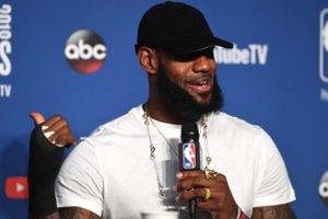 LeBronas Jamesas vakarieniavo su Holivudo žvaigždėmis