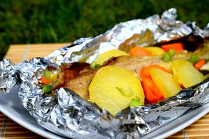 Sultingas ir aromatingas folijoje keptas šamas su daržovėmis