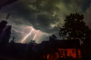 Audra nusiaubė Lietuvą: žaibas sukėlė gaisrą, virto medžiai