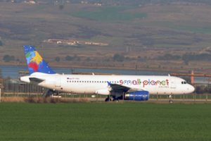 Oro uoste vėl įstrigo „Small Planet Airlines“ lėktuvas – šimtams keleivių sugadintos atostogos