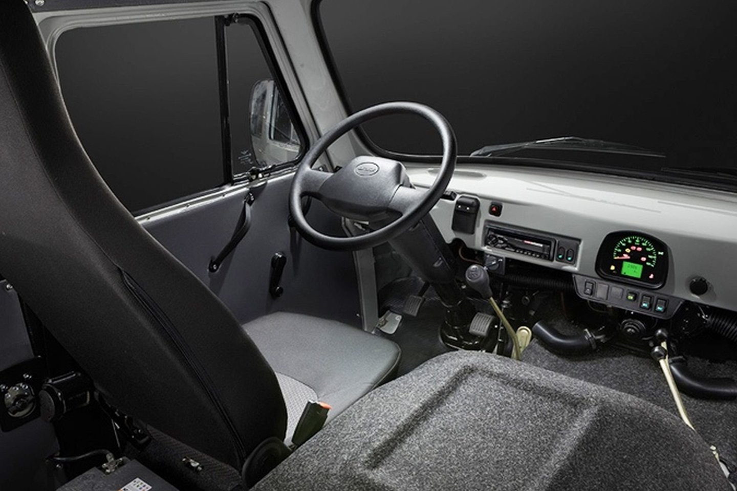 UAZ savo mikroautobuso 60 metų jubiliejui paruošė ypatingą versiją.  <br> Gamintojo nuotr.