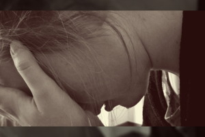 Šiauliuose pro langą su dukra iššokusiai moteriai bus skirtas priverstinis gydymas