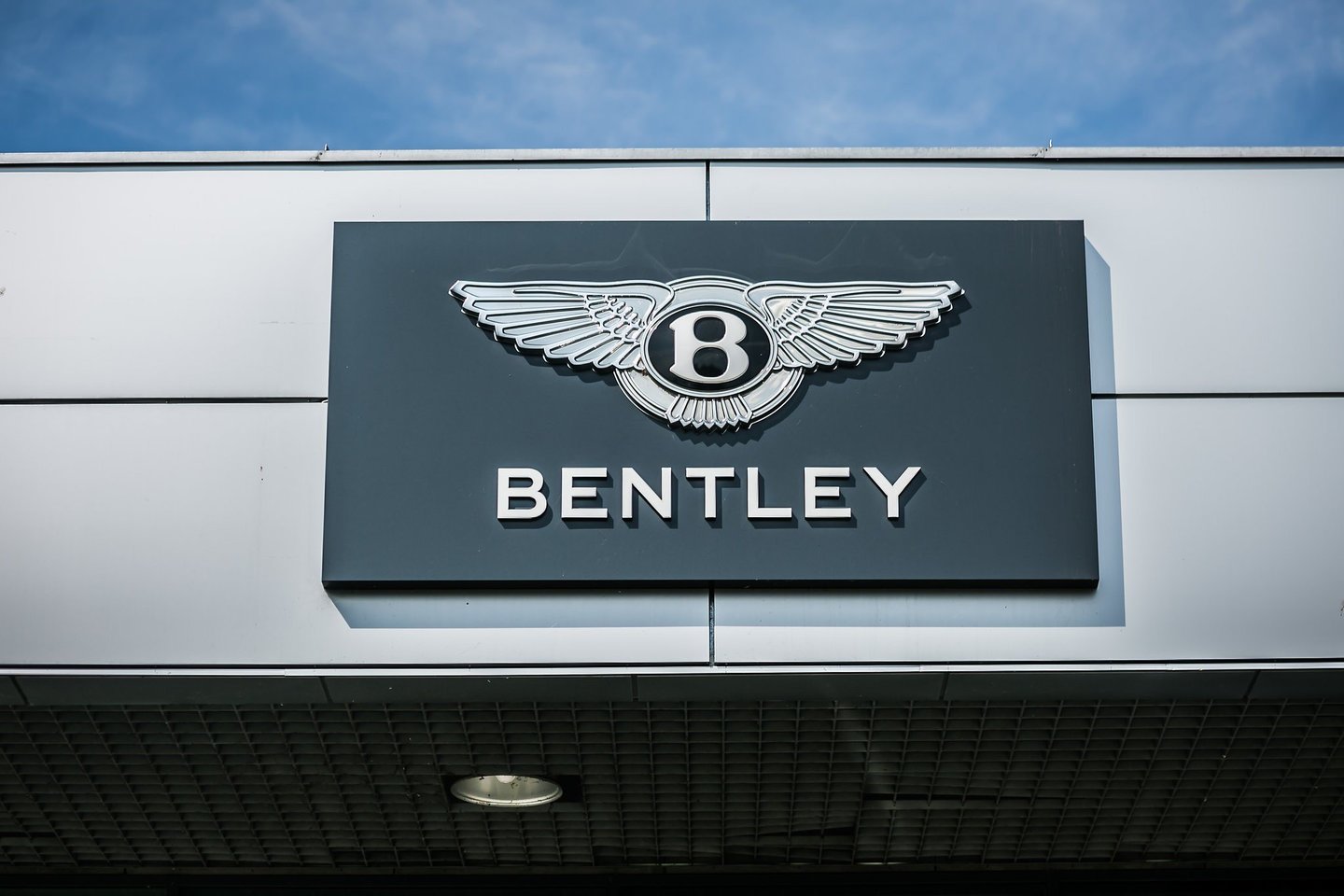 „Bentley“ atstovybėje Vilniuje jau galima apžiūrėti naujos kartos „Continental GT“ kupė.<br> Gamintojo nuotr.