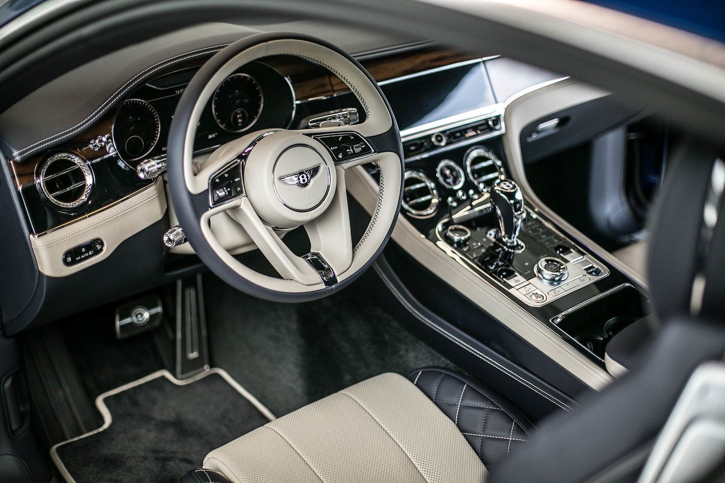 „Bentley“ atstovybėje Vilniuje jau galima apžiūrėti naujos kartos „Continental GT“ kupė.<br> Gamintojo nuotr.