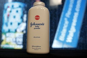Nuo „Johnson & Johnson“ pudros vėžiu susirgusioms moterims – milijardai