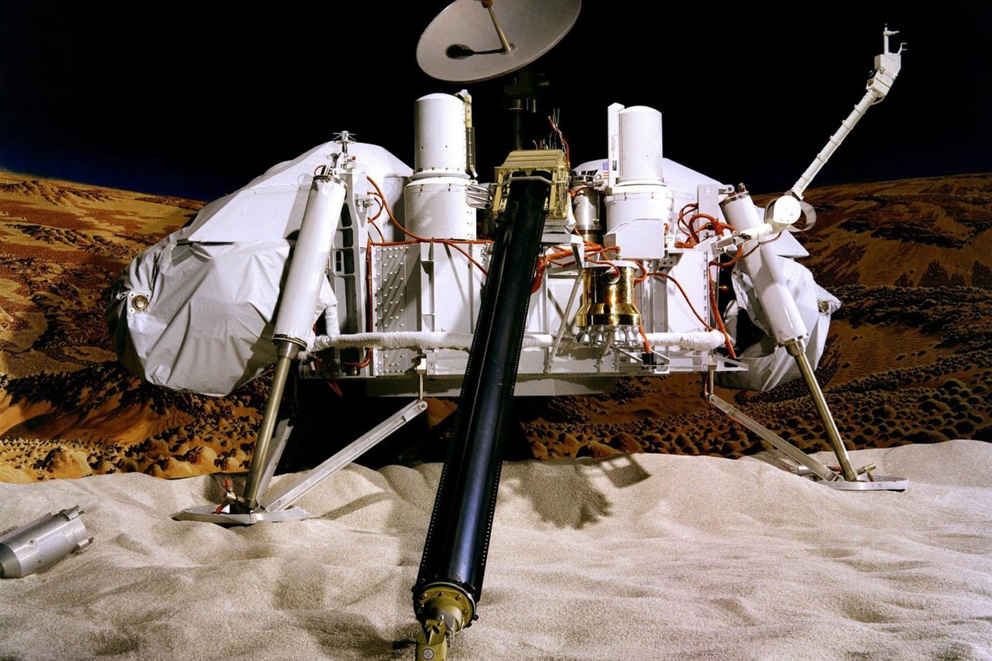  Aštuntojo dešimtmečio pabaigoje NASA ant Marso paviršiaus nuleido du „Viking“ zondus.<br> NASA iliustr.