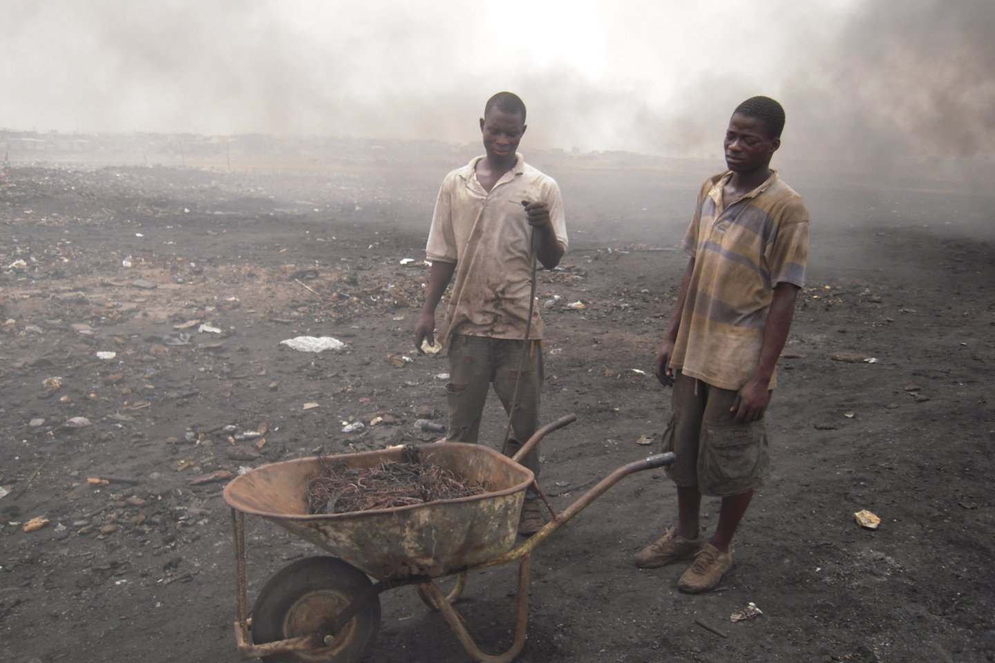 Netoli Ganos sostinės Akros, įsikūrusios Gvinėjos įlankoje, esantis komercinis rajonas (angl. Agbogbloshie) yra bene didžiausias elektronikos atliekų sąvartynas pasaulyje.<br> Scanpix/Google Maps/Wikipedia nuotr.